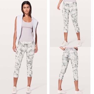 NWOT 21" Wunder Under Marble Crop Leggings